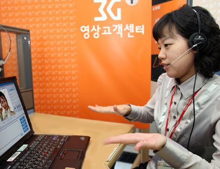 A high-caliber consultant is shown offering consultation services to hearing-impaired subscribers through sign language and video chatting. 